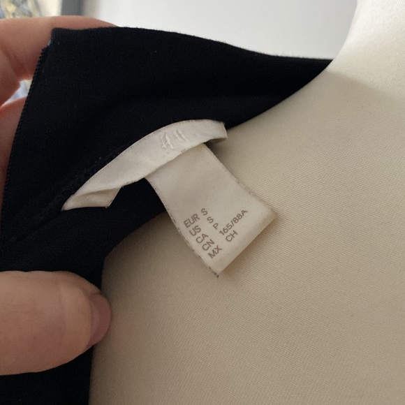 H&M High Neck Sleeveless Top 🖤 - Picture 6 of 6